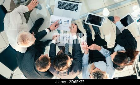 Mitarbeiter, die mit einem Laptop arbeiten, um mit Finanzstatistiken zu arbeiten. Stockfoto