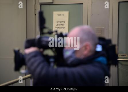 19. Oktober 2020, Rheinland-Pfalz, Trier: Vor der verschlossenen Tür des Landgerichts Trier steht zu Beginn des Prozesses über ein illegales Rechenzentrum in einem ehemaligen NATO-Bunker in Traben-Trarbach ein Kameramann. Acht Verdächtige - vier Holländer, drei Deutsche und ein Bulgare - sollen Websites auf Servern in der Untergrundanlage gehostet haben, die Kriminellen aus der ganzen Welt vorgeworfen werden, sie zu nutzen, um illegale Geschäfte im Wert von Millionen durchzuführen. Sie werden unter anderem der Beihilfe beschuldigt. Das Rechenzentrum wurde in einem Großbetrieb am Ende ausgegraben Stockfoto