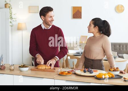 Waist up Porträt von erwachsenen Paar glücklich chatten beim Kochen für Dinner-Party drinnen, kopieren Raum Stockfoto