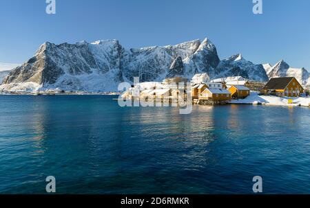 Dorf Reine und das Dorf Moskenesoya Skrisoya auf der Insel. Die Lofoten in Nordnorwegen im Winter. Europa, Skandinavien, Norwegen, Feb. Stockfoto