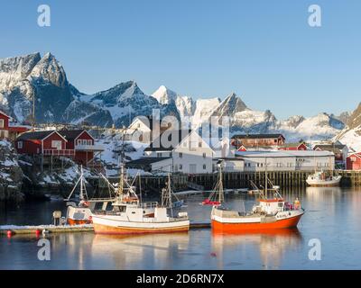 In der Nähe von Dorf hamnoya Reine auf der Insel Moskenesoya. Die Lofoten in Nordnorwegen im Winter. Europa, Skandinavien, Norwegen, Februar Stockfoto