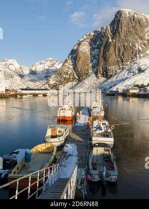 In der Nähe von Dorf hamnoya Reine auf der Insel Moskenesoya. Die Lofoten in Nordnorwegen im Winter. Europa, Skandinavien, Norwegen, Februar Stockfoto