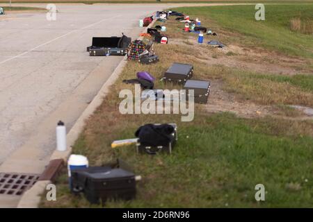 Mehrere sozial distanzierte Instrumentenfälle auf einem sozial distanzierten Marsch Bandprobe Stockfoto