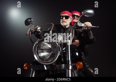 Foto von zwei coolen alten Biker weiß Haar Mann Dame Paar fahren vintage Chopper Reisen zusammen fühlen junge tragen Rocker Lederjacke Outfit rot Stockfoto