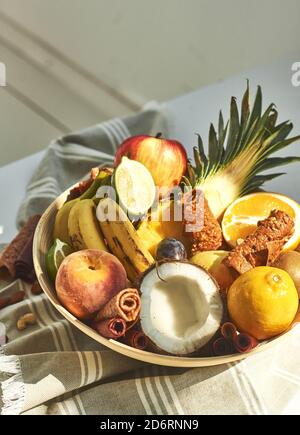 Frisches Obst auf einem Teller auf dem Tisch. Stockfoto