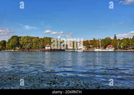 Pier am See Drweca in Ostroda, Polen Stockfoto