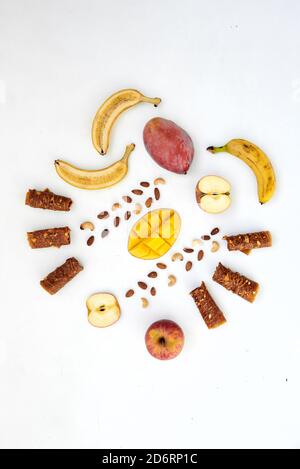 Lifestyle-Essen. Diät-Snacks auf einem weißen Tisch. Stockfoto