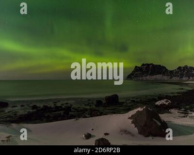 Nordlichter über Utakleiv Beach, Insel Vestvavoy. Die Lofoten-Inseln im Norden Norwegens im Winter. Europa, Skandinavien, Norwegen, Februar Stockfoto