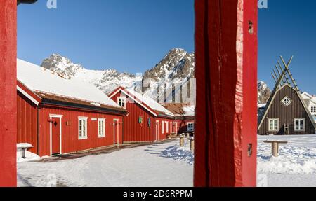 Rorbu, traditionelle Fischerhütten, heute als Hotels genutzt, in der Stadt Svolvaer, Insel Austvagoya. Die Lofoten-Inseln im Norden Norwegens während der wi Stockfoto