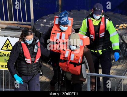 Eine Gruppe von Menschen, die als Migranten gelten, werden von der Border Force nach einem kleinen Bootsunfall im Kanal nach Dover, Kent, gebracht. Stockfoto