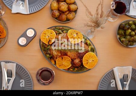 Draufsicht Hintergrund von köstlichen gerösteten Huhn an Thanksgiving Tisch Bereit für das Abendessen Party mit Freunden und Familie Stockfoto