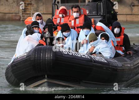 Eine Gruppe von Menschen, die als Migranten gelten, werden von der Border Force nach einem kleinen Bootsunfall im Kanal nach Dover, Kent, gebracht. Stockfoto