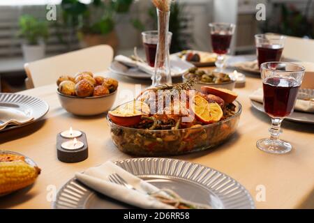 Hintergrundbild von köstlichen gerösteten Huhn an Thanksgiving Tisch bereit Zum Abendessen Party mit Freunden und Familie Stockfoto