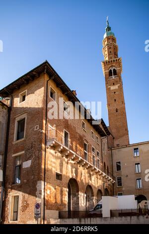 Uhrturm 'Torre Bissara' der 'Basilica Palladiana' auf dem 'Piazza dei Signori' Platz in Vicenza, Region Venetien in Italien Stockfoto