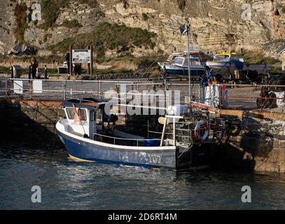 T07 kleines Boot in Portreath Harbour, Cornwall, Großbritannien Stockfoto