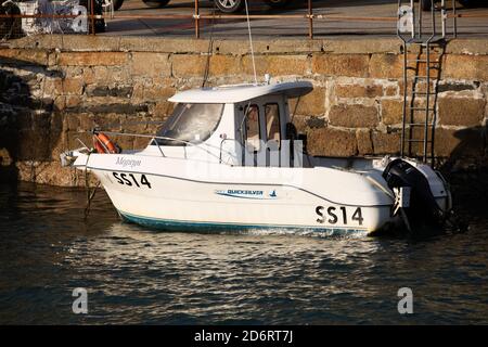 SS14 kleines Boot in Portreath Harbour, Cornwall, UK Stockfoto