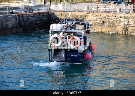 Kleines Boot in Portreath Harbour, Cornwall, UK Stockfoto