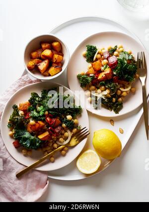 Gesunder vegetarischer Salat mit Kichererbsen, Grünkohl und geröstetem Butternusskürbis Stockfoto