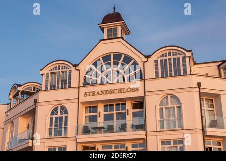 Binz, Deutschland. August 2020. Das Hotel Strandschloss im Ostseebad Binz wird kurz nach Sonnenaufgang in ein warmes Licht getaucht. Das Hotel liegt direkt an der Strandpromenade. Quelle: Stephan Schulz/dpa-Zentralbild/ZB/dpa/Alamy Live News Stockfoto