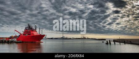 Rettungsöldienstschiff im Hafen Esbjerg, Dänemark Stockfoto