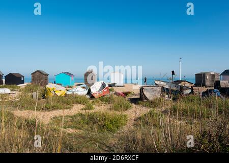 Eine Reihe von Strandhütten entlang der wilden Flora am Strand von Kingsdown, Deal, Kent, Großbritannien Stockfoto