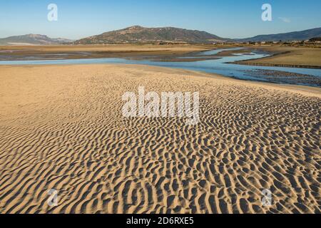 Playa de los Lances, Strand in der Nähe von Tarifa mit der Bildung von temporären Lagunen, Cadiz, Costa de la Luz, Andalusien, Spanien. Stockfoto