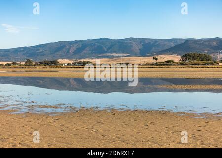 Playa de los Lances, Strand in der Nähe von Tarifa mit der Bildung von temporären Lagunen, Cadiz, Costa de la Luz, Andalusien, Spanien. Stockfoto