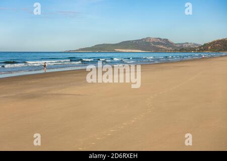 Tarifa Strand, Playa de los Lances, natürliche Strandumgebung, Cadiz, Costa de la Luz, Andalusien, Spanien. Stockfoto