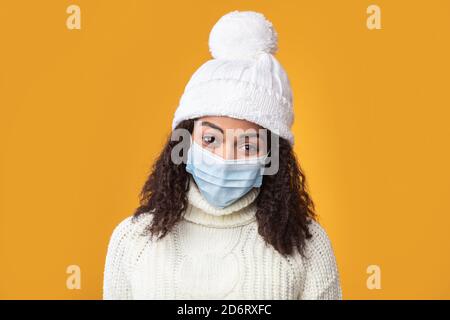 Porträt einer jungen schwarzen Frau in medizinischer Maske Stockfoto