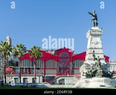 Die Altstadt mit Mercado Ferreira Borges und dem Denkmal Infante d Henrique. Stadt Porto (Porto) in Rio Douro im Norden Portugals. Die Altstadt Stockfoto