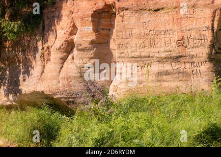 Schöner Tag auf dem Fluss, Sandsteinfelsen und Baumspiegelungen im Wasser, blauer Himmel im Flusswasser, Gauja Fluss, Lettland Stockfoto