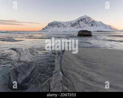 Sonnenaufgang über Flakstad und Skagsanden Strand. Die Küste bei Flakstad, Insel Flakstadoya. Die Lofoten-Inseln im Norden Norwegens im Winter. Europa Stockfoto