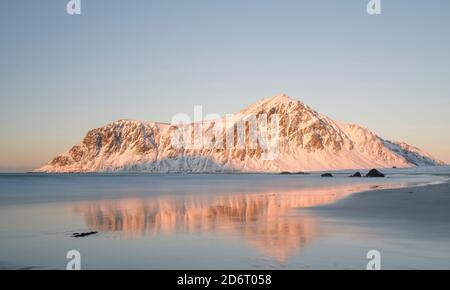 Sonnenaufgang über Flakstad und Skagsanden Strand. Die Küste bei Flakstad, Insel Flakstadoya. Die Lofoten-Inseln im Norden Norwegens im Winter. Europa Stockfoto