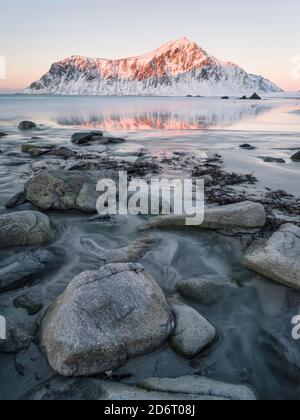 Sonnenaufgang über Flakstad und Skagsanden Strand. Die Küste bei Flakstad, Insel Flakstadoya. Die Lofoten-Inseln im Norden Norwegens im Winter. Europa Stockfoto