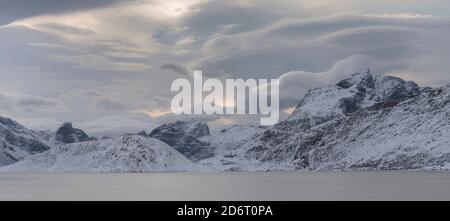 Berge von Moskenesoya, die über Selfjorden und Torsfjorden in der Nähe des Dorfes Fredvang, von Flakstadoya aus gesehen, ragen. Die Lofoten-Inseln im Norden Norwegens Stockfoto