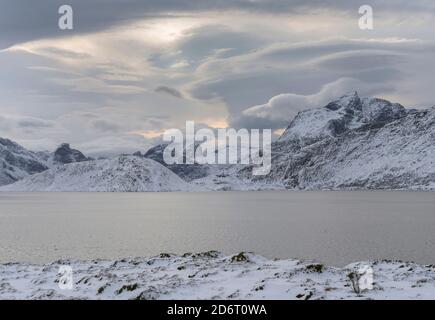 Berge von Moskenesoya, die über Selfjorden und Torsfjorden in der Nähe des Dorfes Fredvang, von Flakstadoya aus gesehen, ragen. Die Lofoten-Inseln im Norden Norwegens Stockfoto