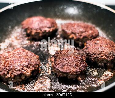 Hamburger in einer Pfanne Stockfoto