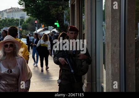 CANNES, FRANKREICH - 25. Mai 2019: Ein französischer Soldat patrouilliert auf der Straße von Cannes. Stockfoto