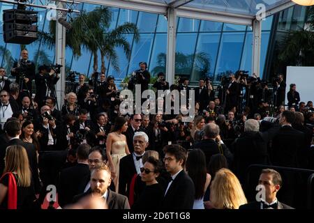 CANNES, FRANKREICH - 25. Mai 2019: Quentin Tarantino und seine Freundin kommen beim Filmfestival in Cannes an. Stockfoto