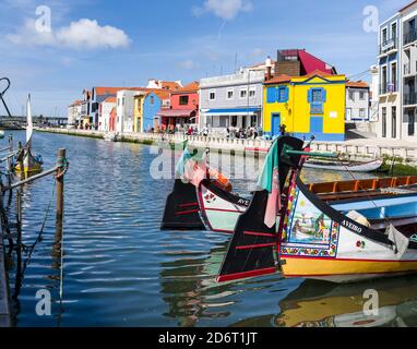 Traditionelle Moliceiro Boote, Cais dos Botiroes. Aveiro , wegen der vielen Kanäle Aveiro wird das venedig von Portugal genannt. Europa, Südeuropa Stockfoto