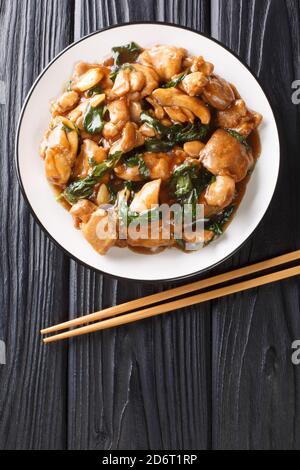 Drei-Tassen-Huhn, auch bekannt als Sanbeiji ist ein ikonisches Hühnergericht in der chinesischen Küche, besonders beliebt in Taiwan Nahaufnahme auf dem Teller auf dem Tisch Stockfoto