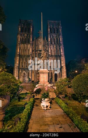 Gotische Kirche bei Nacht, St. Joseph's Cathedral auf Nha Chung Street Hanoi Vietnam Stockfoto