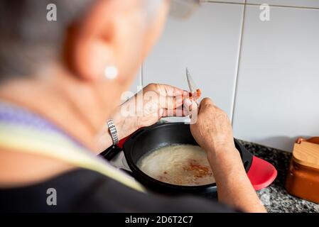 Unkenntlich männlicher Raucher, der Marihuana Joint macht Stockfoto