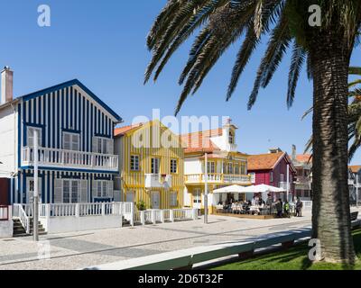 Bunte Häuser von Costa Nova, ein Badeort und Vorort von Aveiro. Aveiro in Portugal an der Atlantikküste. Wegen der vielen Kanäle A Stockfoto