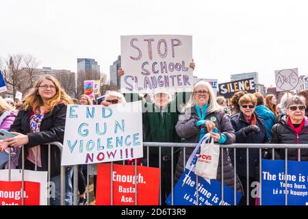 Große Menge von Demonstranten, die hinter den Barrieren beim Marsch um unser Leben warten, protestieren gegen Gesetze, die den Zugang zu Waffen erlauben, was zu Schusswaffen führt. Stockfoto