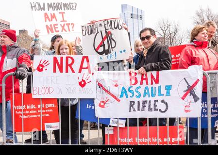 Große Menge von Demonstranten, die hinter den Barrieren beim Marsch um unser Leben warten, protestieren gegen Gesetze, die den Zugang zu Waffen erlauben, was zu Schusswaffen führt. Stockfoto