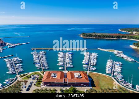 Eine Luftaufnahme der Küstenstadt Novigrad mit Booten und Yachten in Marina, Istrien, Kroatien Stockfoto