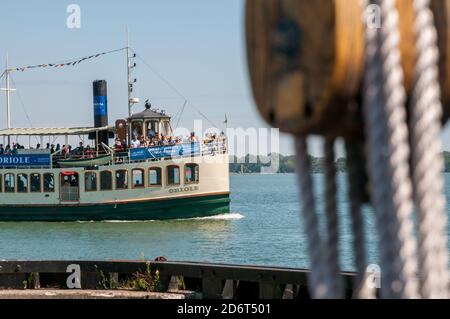 Das Oriole Touristenkreuzfahrtschiff nähert sich einem der Häfen auf den Toronto Inseln am Lake Ontario, Kanada. Stockfoto