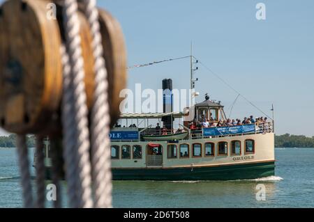 Das Oriole Touristenkreuzfahrtschiff nähert sich einem der Häfen auf den Toronto Inseln am Lake Ontario, Kanada. Stockfoto