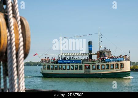 Das Oriole Touristenkreuzfahrtschiff nähert sich einem der Häfen auf den Toronto Inseln am Lake Ontario, Kanada. Stockfoto